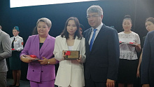 Вице-спикер Народного Хурала поздравила улан-удэнских выпускников с медалями