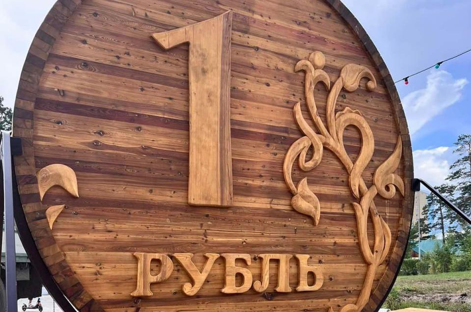 В Улан-Удэ приступили к монтажу памятника российскому рублю