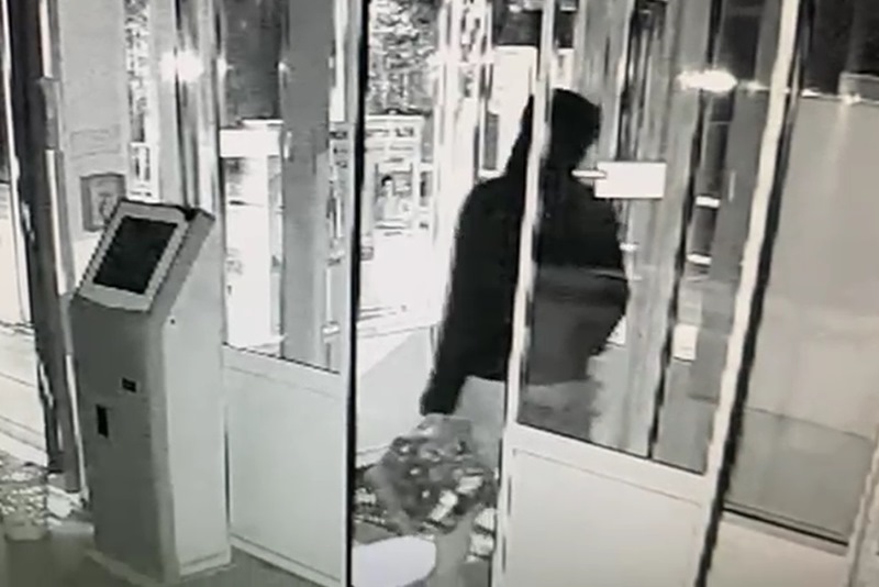 В Улан-Удэ бывший зэк пытался украсть ящик пива и сигареты ночью из магазина