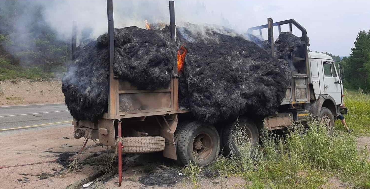 На трассе в Бурятии потушили горящий грузовик с сеном