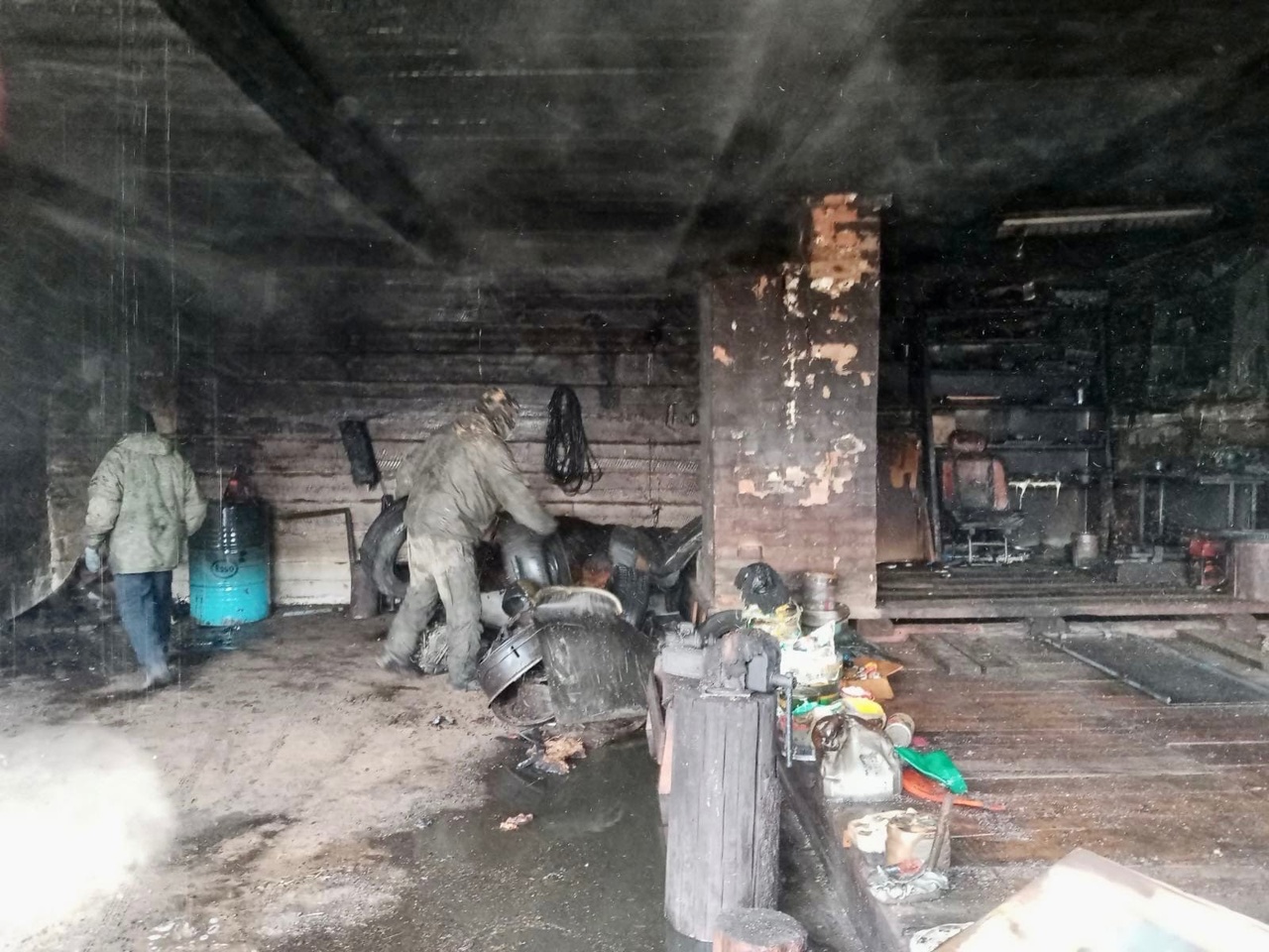 В Бурятии загорелся гараж с автомобилем