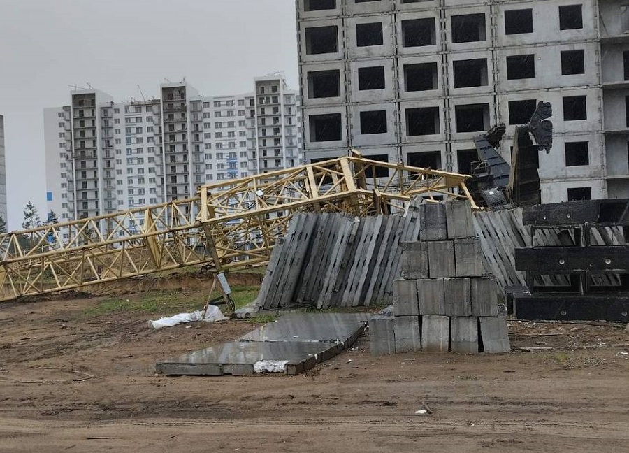 В Улан-Удэ при падении строительного крана погиб рабочий