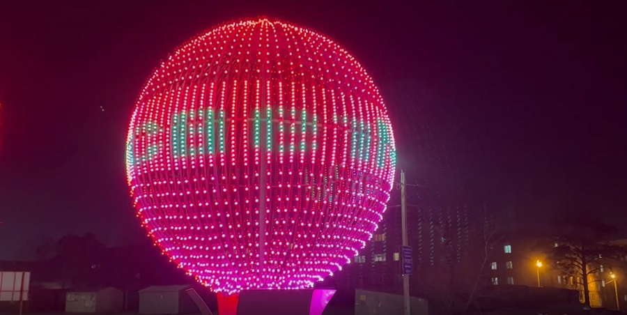 В Улан-Удэ поставили огромный диско-шар