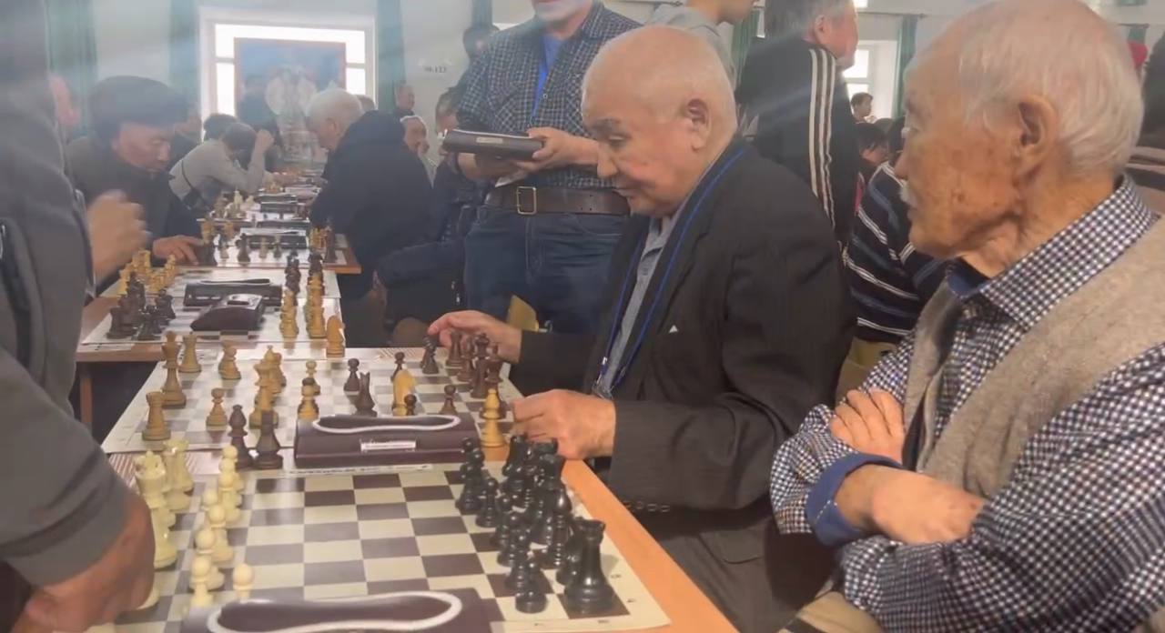 Именитые гроссмейстеры России и Монголии играют на массовом турнире в Бурятии