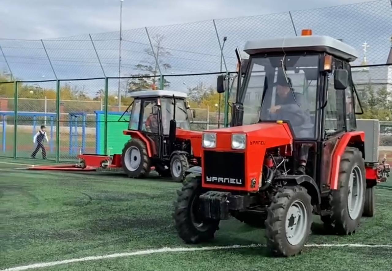 10 млн рублей потратили на трактора с чесалками для футбольных полей в Улан-Удэ