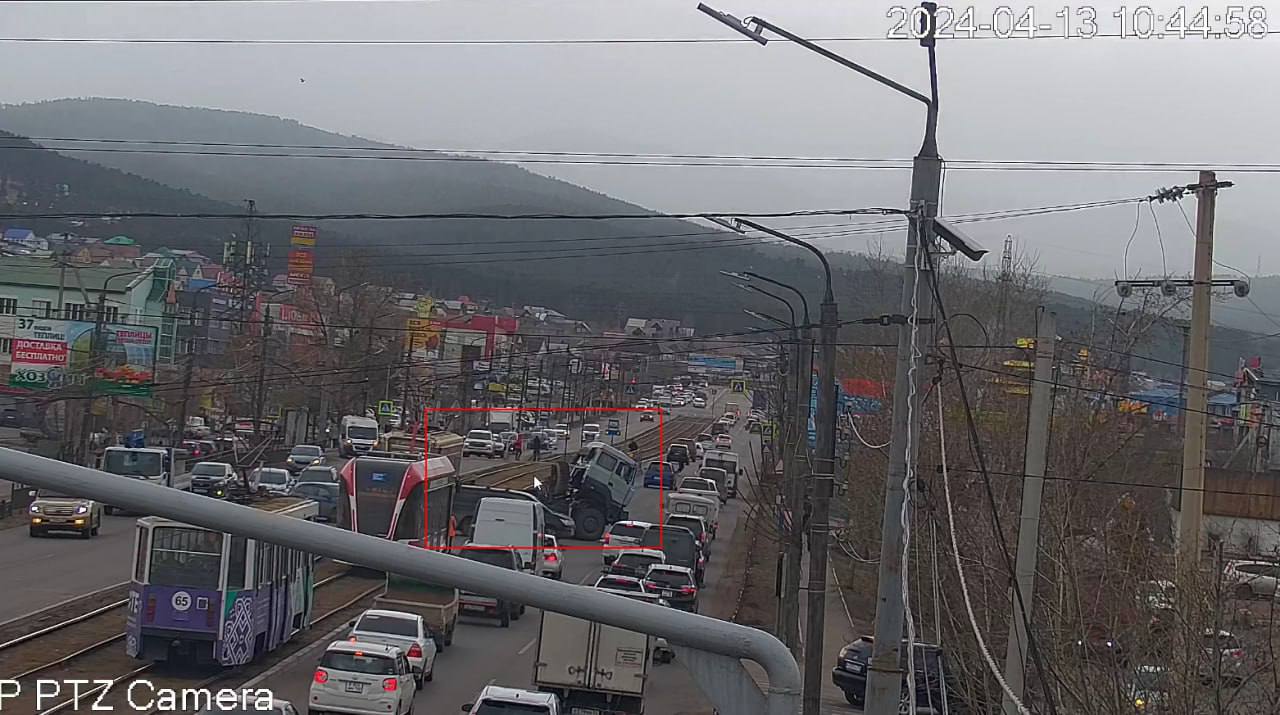 В Улан-Удэ грузовик застрял на трамвайных путях 