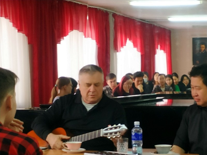 Композитор Григорий Гладков встретился со студентами колледжа искусств в Улан-Удэ