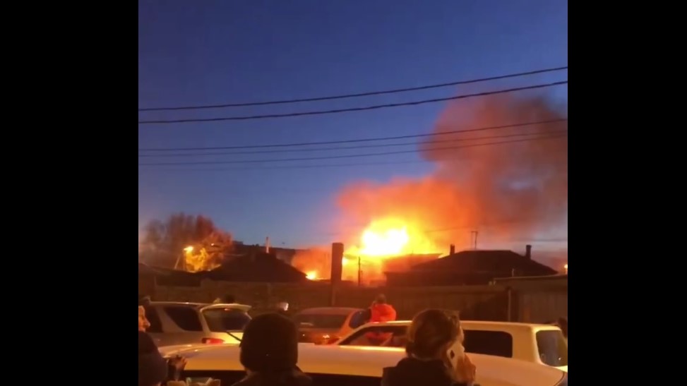 В Иркутске на жилой дом упал военный самолет