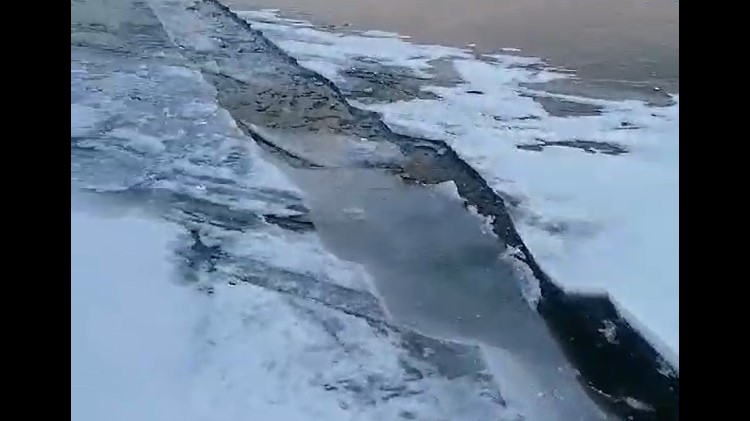 Бурятские рыбаки предупреждают об опасной трещине на Байкале