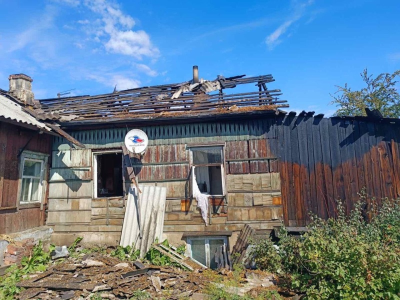 В Улан-Удэ из-за неосторожного курения загорелась крыша дома