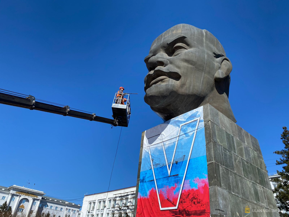В Улан-Удэ помыли голову Ленина