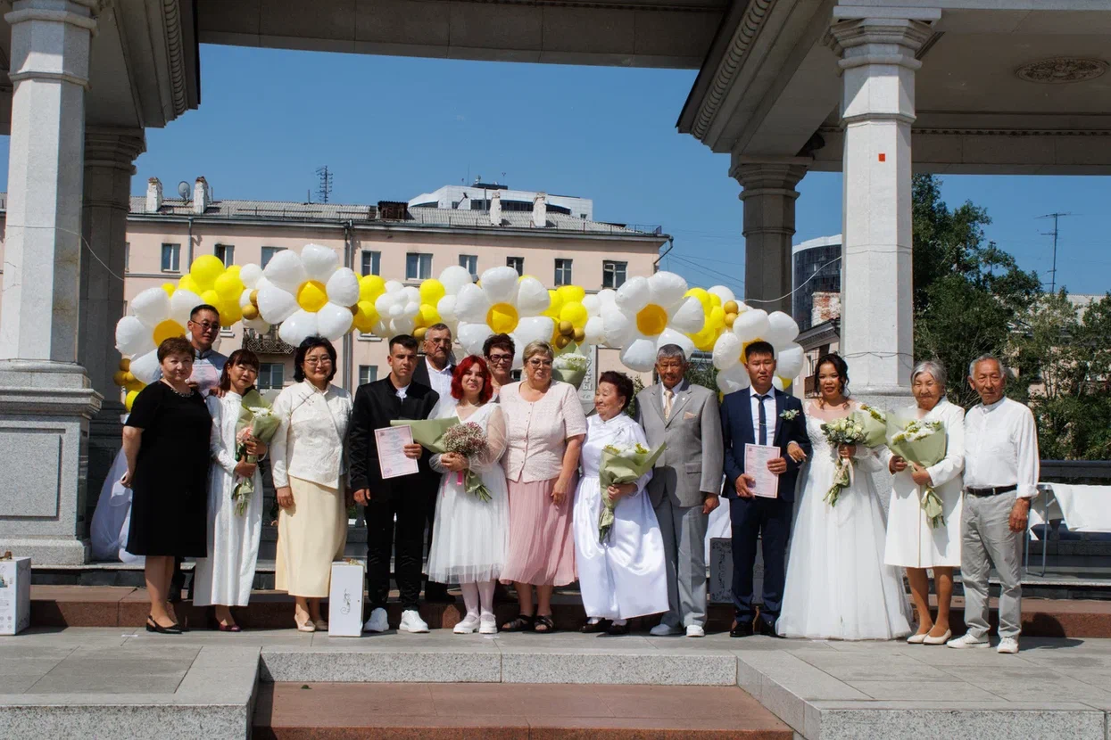 На главной площади Улан-Удэ сыграли три свадьбы - новости Бурятии и Улан-Удэ