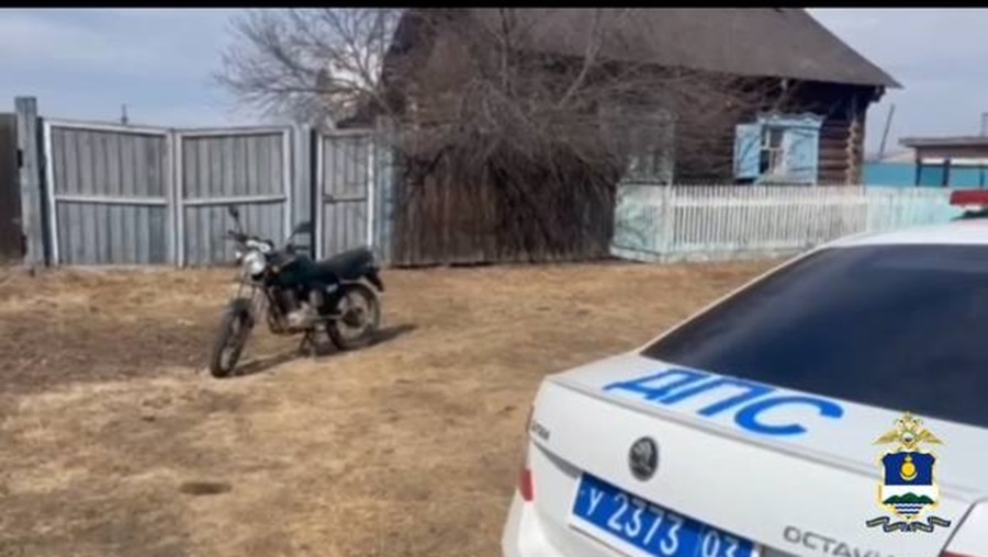 В Бурятии подросток на мотоцикле врезался в забор дома
