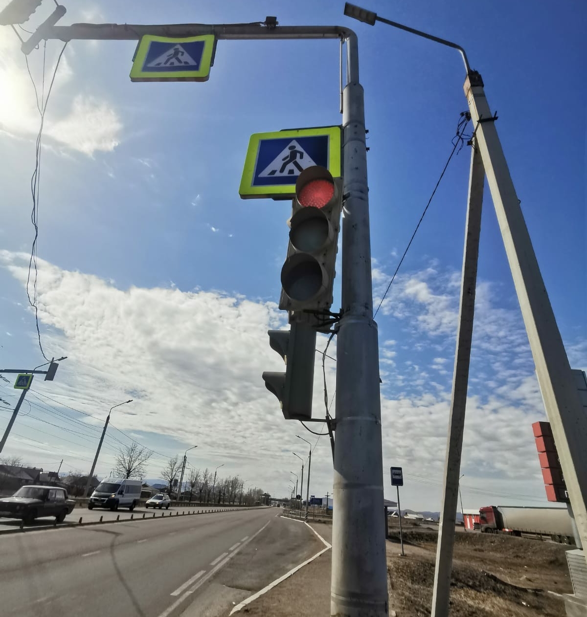 В Улан-Удэ водитель сбил светофор и скрылся