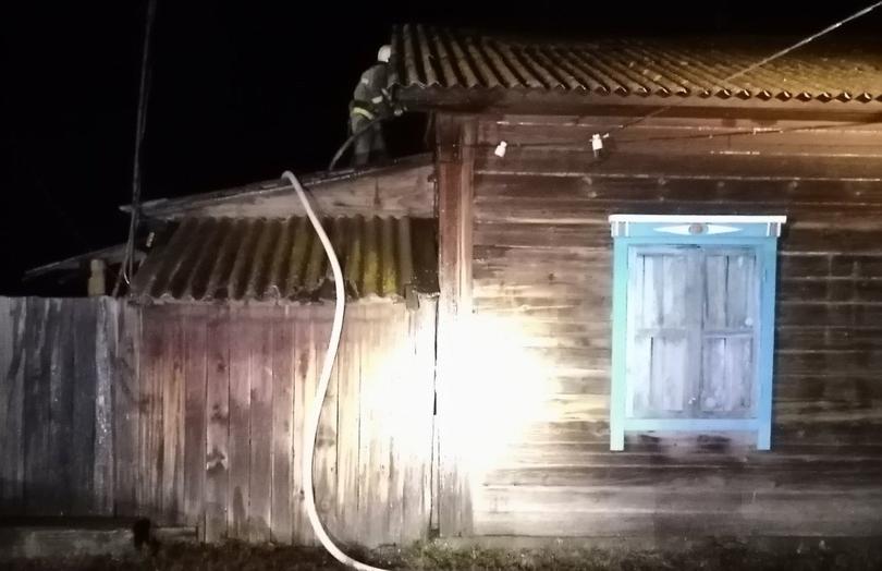 В Бурятии школьники спасли жильцов дома от пожара