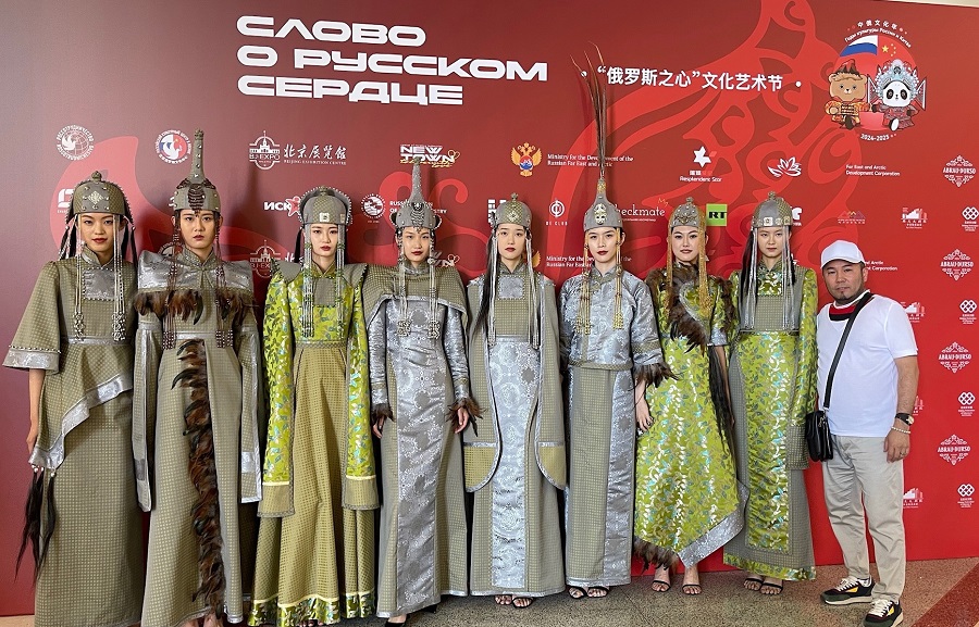 Дизайнер из Улан-Удэ принял участие в международном фестивале в Китае