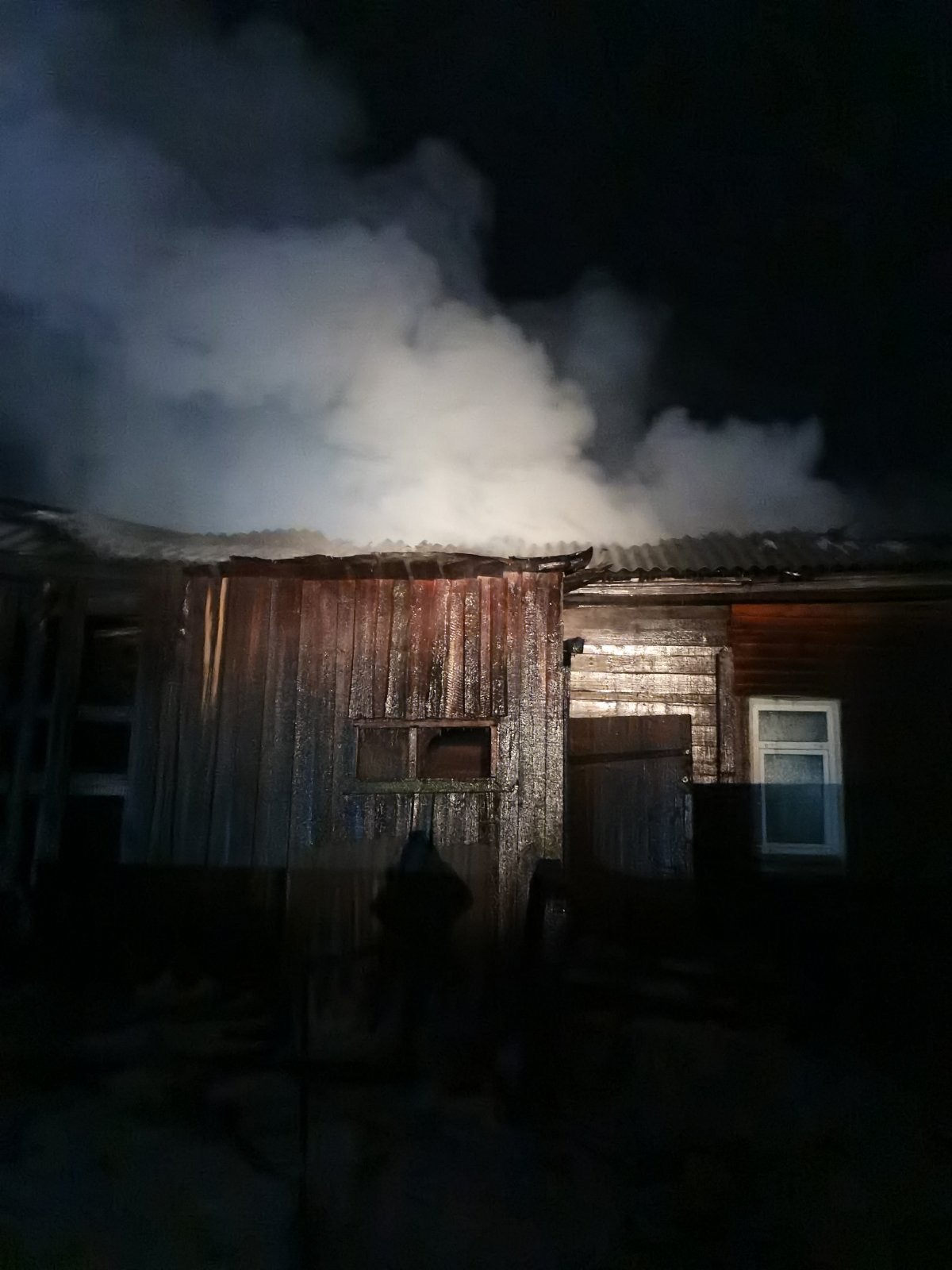 В Бурятии минувшей ночью сгорела крыша жилого дома