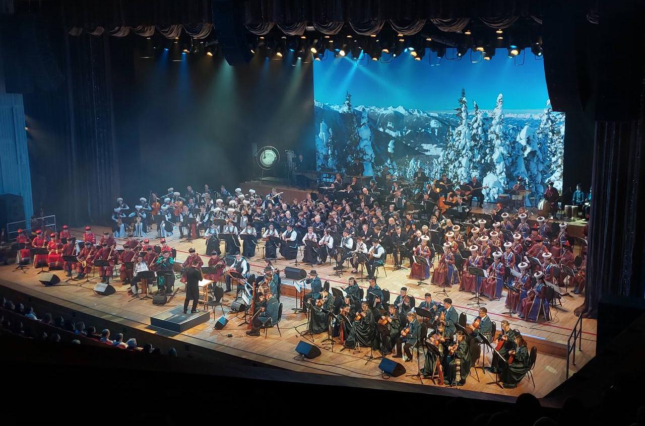 Оркестр театра «Байкал» одновременно сыграл с более 200 музыкантами страны