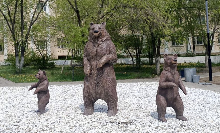 Три медведя «обосновались» в одноименном сквере в Улан-Удэ 