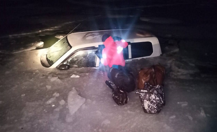На Байкале дважды спасли мужчину из провалившегося под лед автомобиля