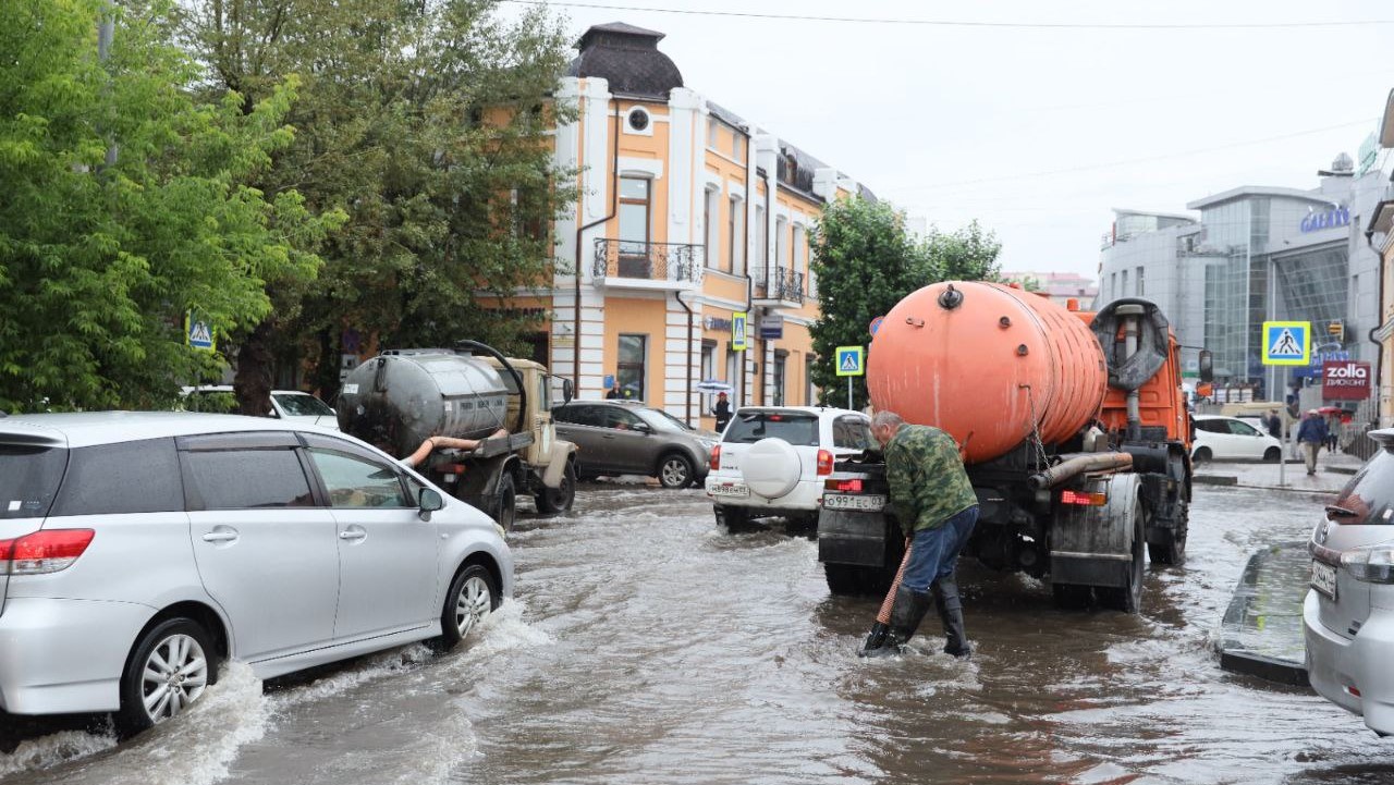 С улиц Улан-Удэ откачали «два железнодорожных состава» воды