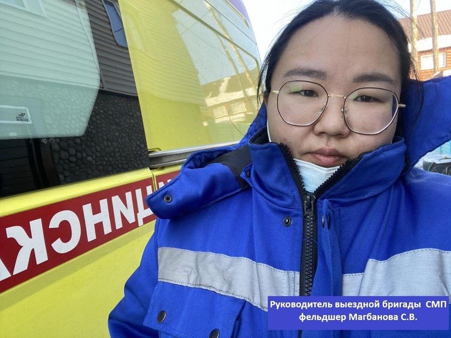 В Улан-Удэ бригада скорой по дороге на вызов заметила пожар и спасла семью