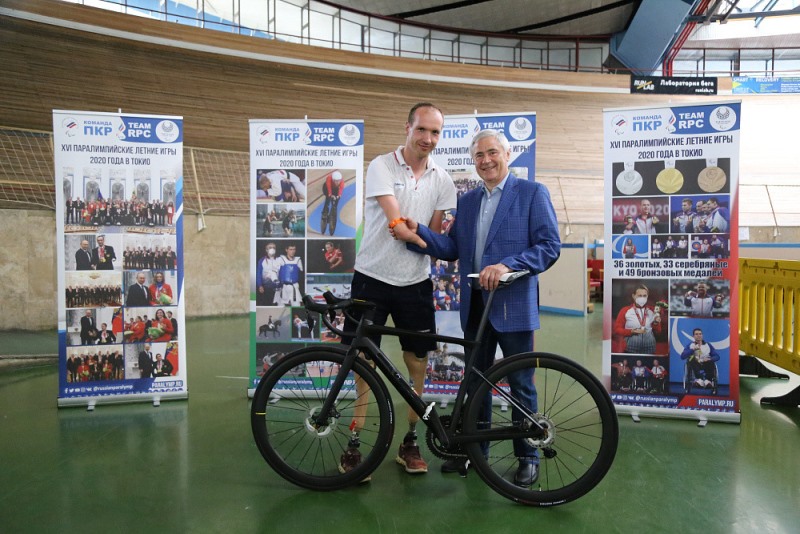 Михаилу Асташову подарили высокотехнологичный велосипед