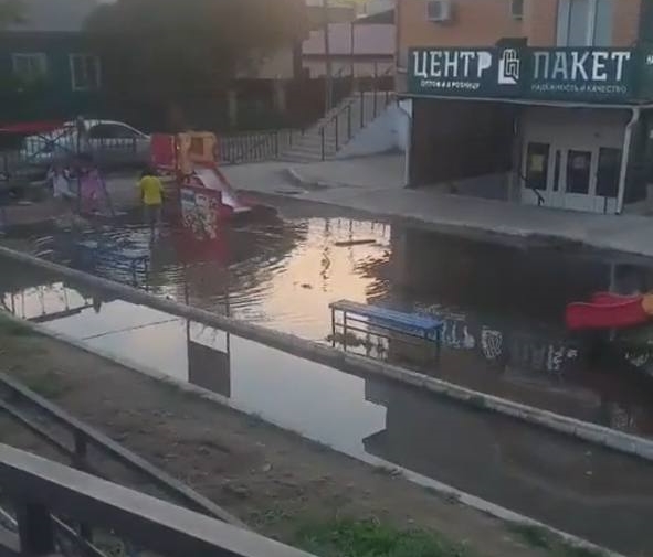 В Улан-Удэ у детей появились аквапарк и бассейн из луж после дождя