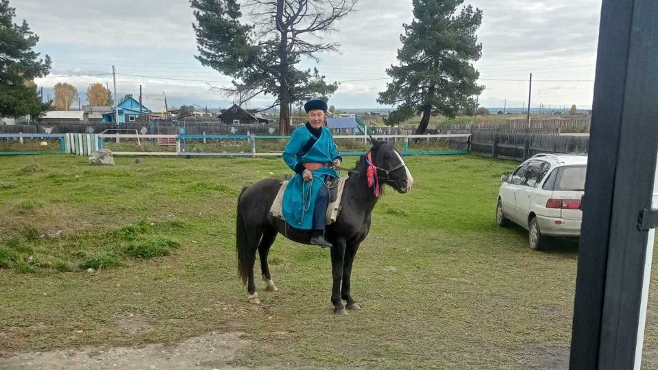 Жители Бурятии приезжают голосовать на конях в национальных костюмах 