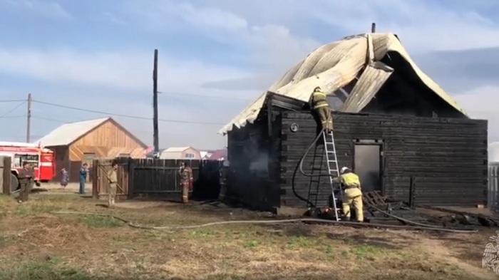 Житель посёлка в Бурятии спасли из горящего дома мужчину