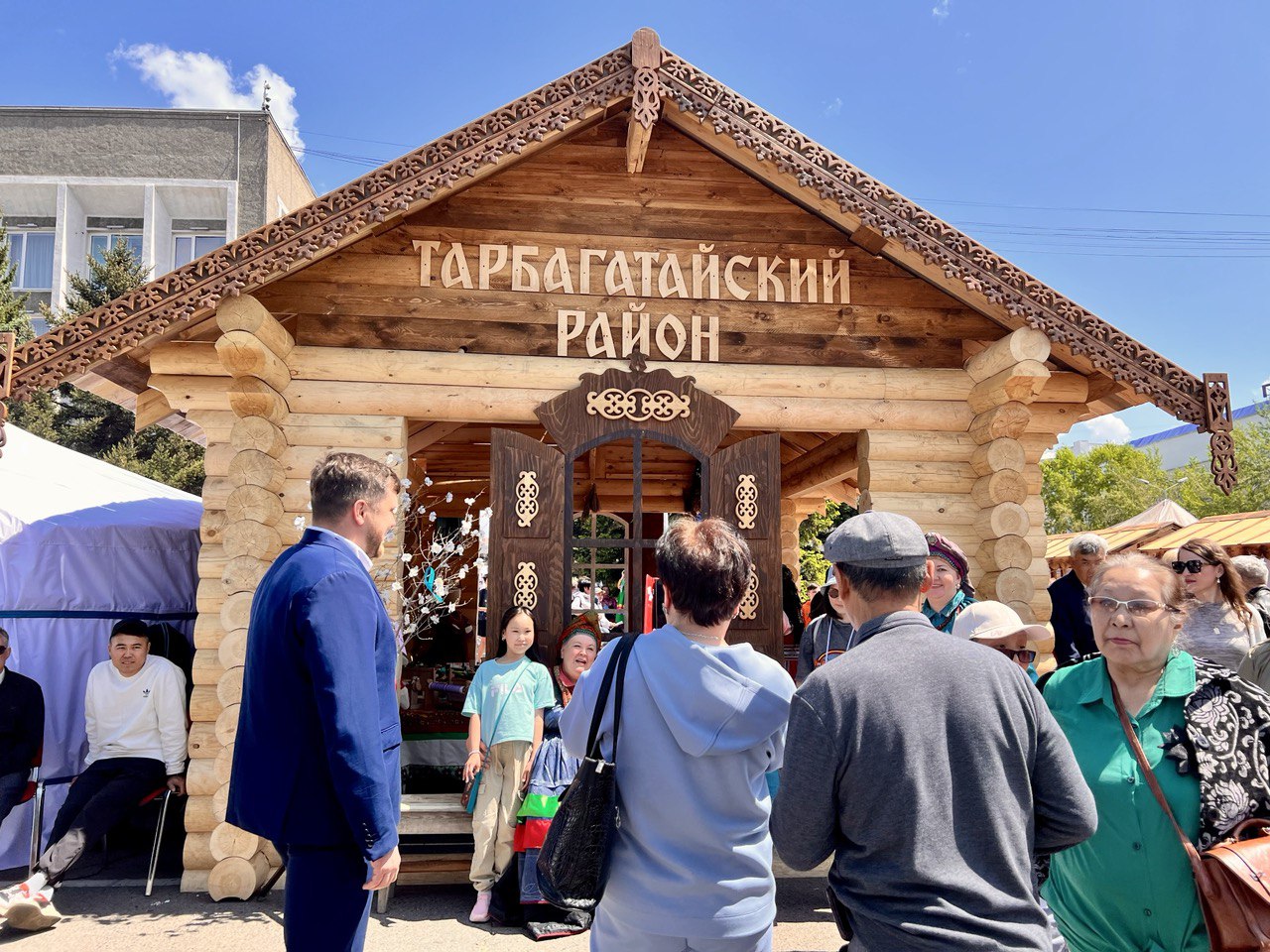 Яства, культура и достижения: Районы Бурятии развернулись на площади  Советов - новости Бурятии и Улан-Удэ