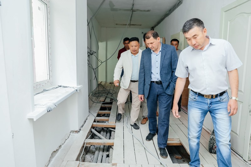 Мэр Улан-Удэ проверил ход ремонта старейшей школы