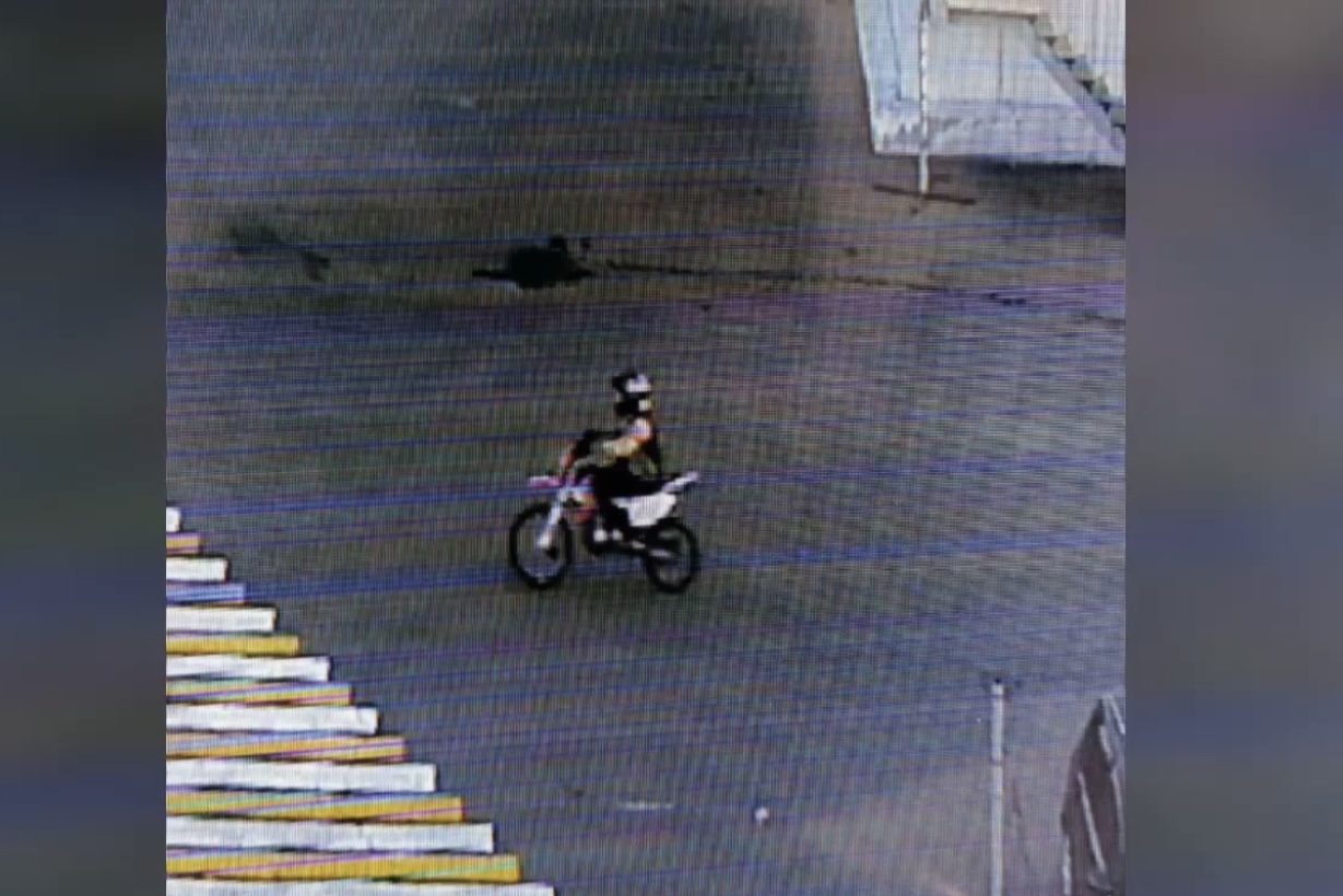 В Улан-Удэ мотоциклист сбил ребенка и скрылся с места ДТП, его ищут 