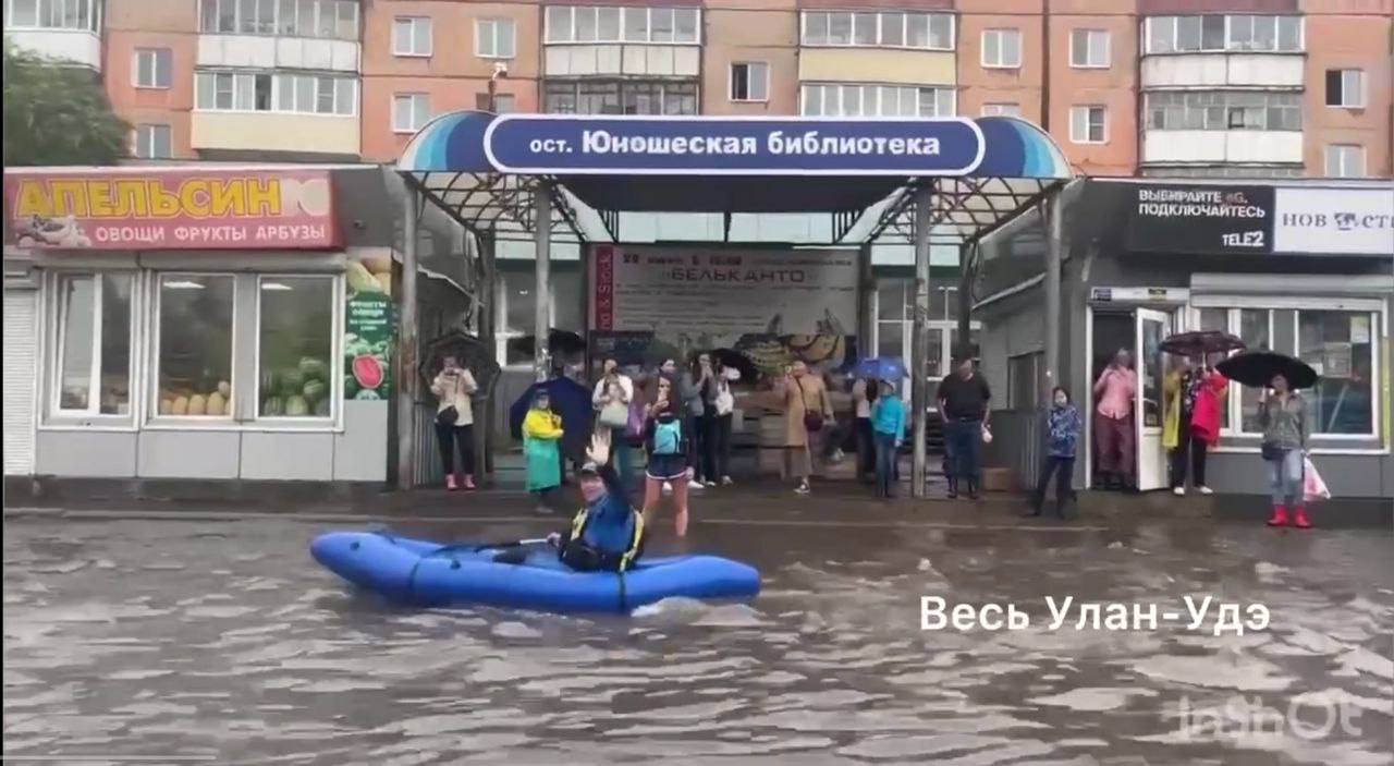 В Улан-Удэ мужчина поплавал на каяке по дорогам города