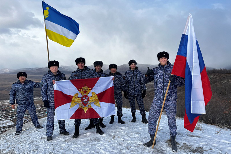 Росгвардейцы подняли флаги на самую высокую точку Белой горы в Бурятии