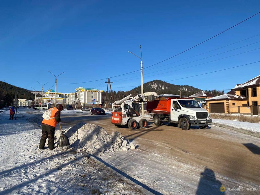 В Улан-Удэ за сутки вывезли 28 КАМАЗов снега