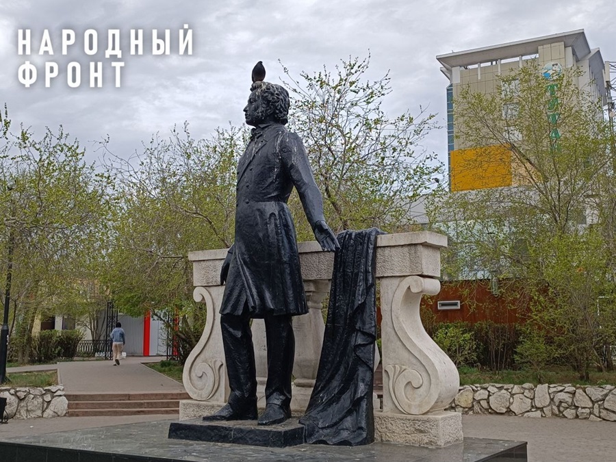 Жители Улан-Удэ просят защитить памятник Пушкину от птиц