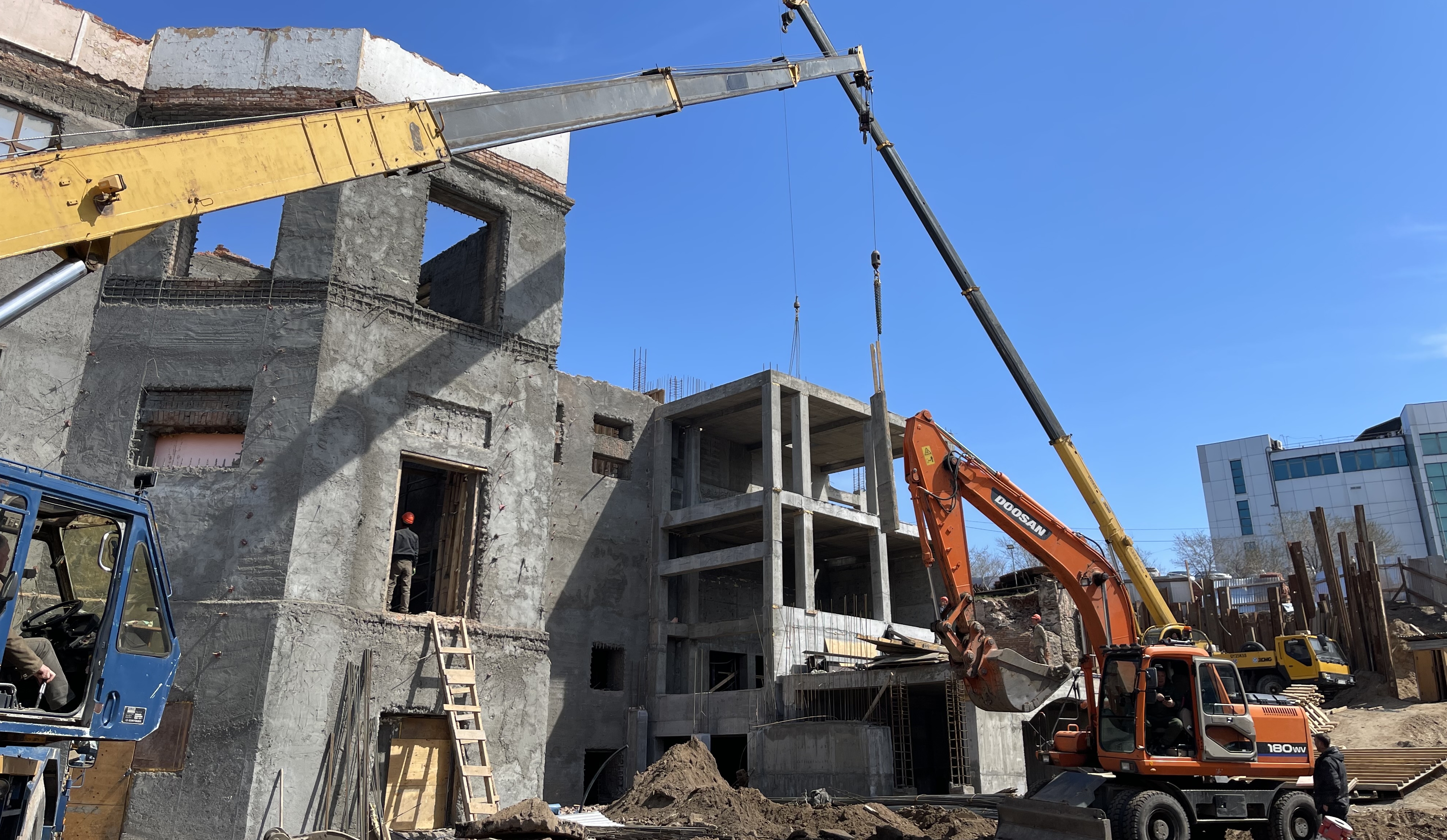 В Улан-Удэ строители завершают усиление стен здания театра кукол «Ульгэр»