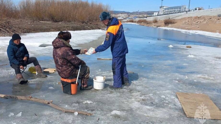 Жители Бурятии продолжают рыбачить на исчезающем льду