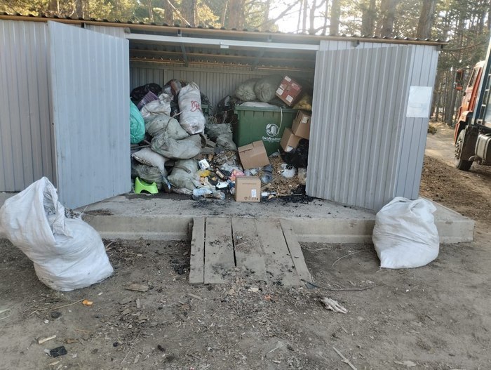 Жители поселка в Бурятии завалили контейнерную площадку мешками с мусором