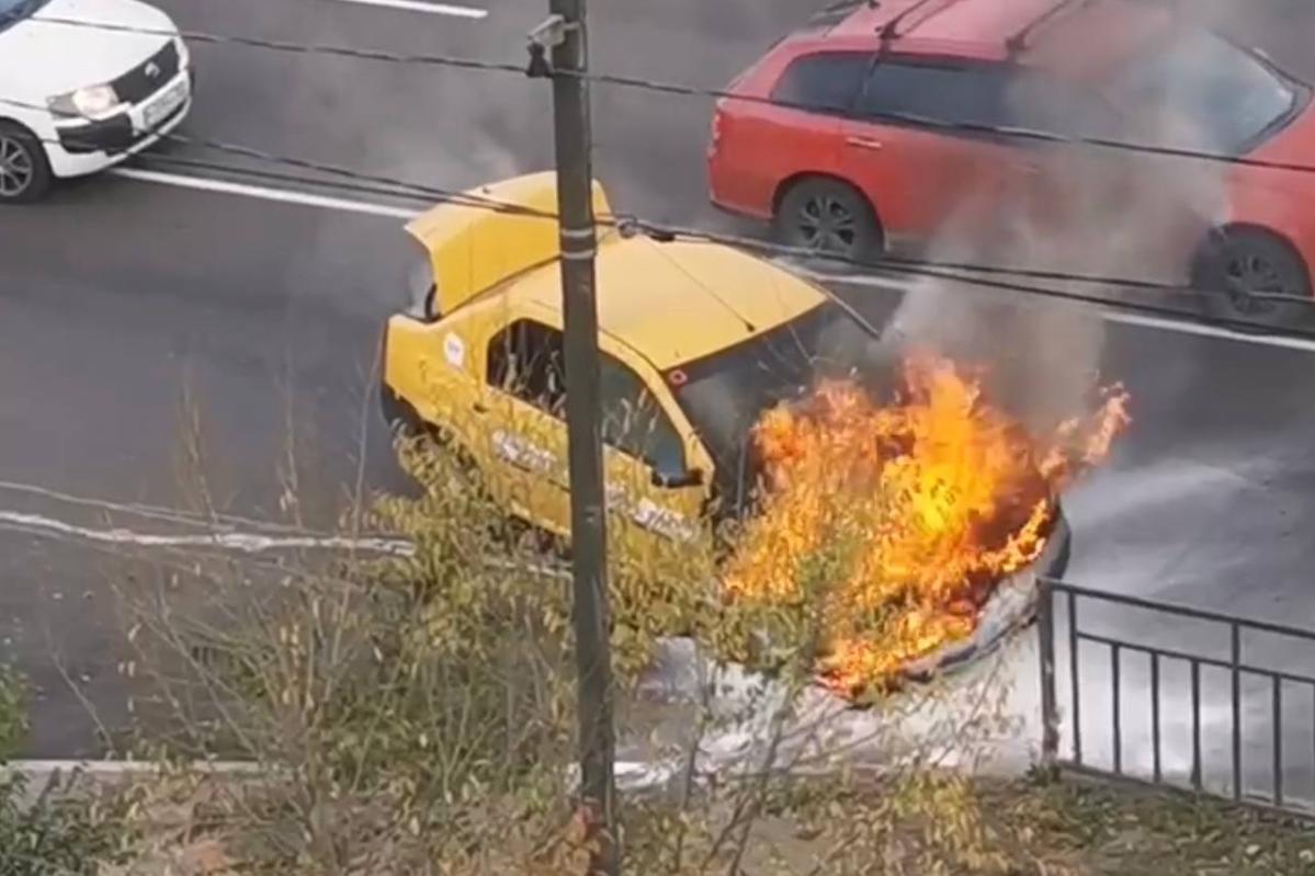 В центре Улан-Удэ сгорело такси