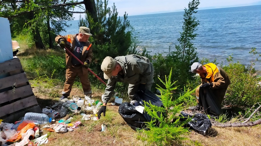 В Бурятии убрали берег Байкала от мусора