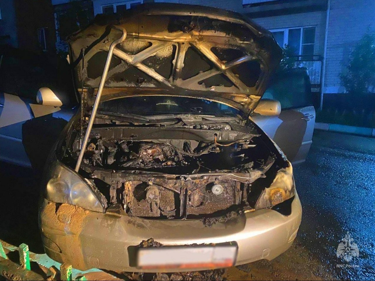 В Улан-Удэ пожарные потушили горящий автомобиль