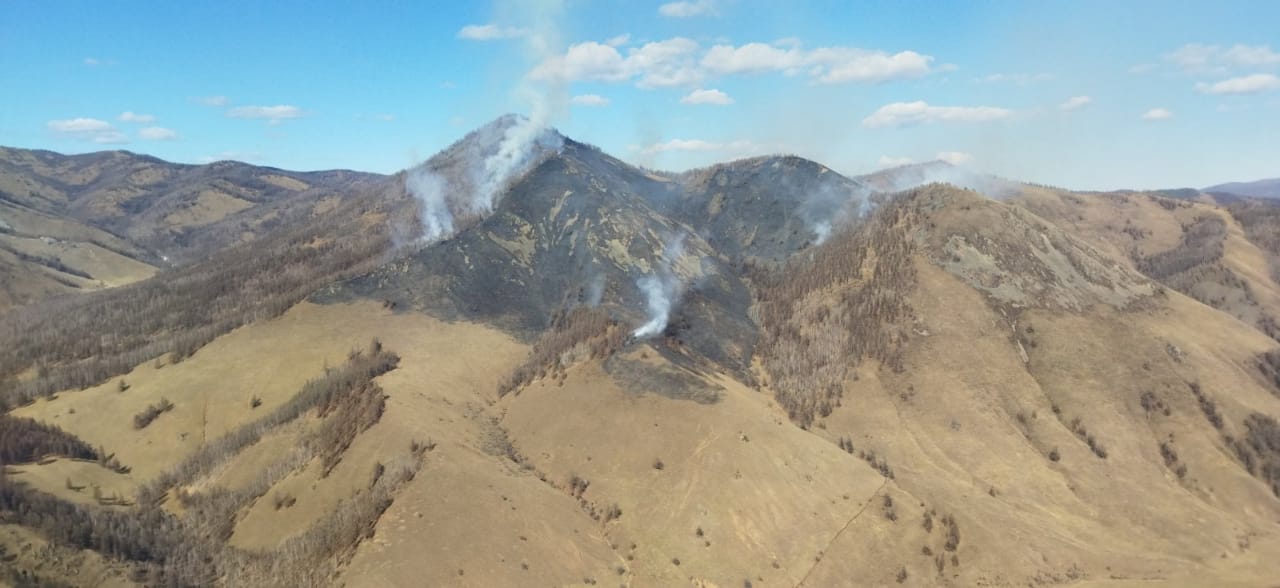 Сложный лесной пожар в горах тушат в Бурятии