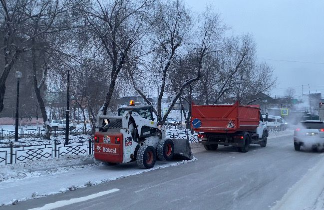 В Улан-Удэ за сутки вывезли 75 КАМАЗов снега