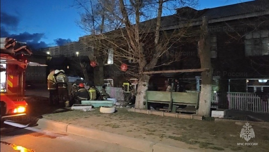 В Улан-Удэ огнеборцы спасли из горящего дома 13 человек, трое пострадали