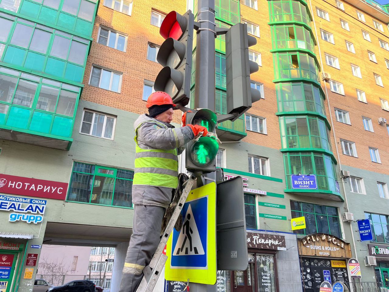 В Улан-Удэ чистят и моют светофоры