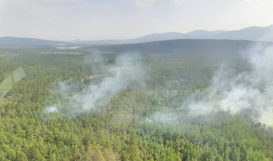 Сложный лесной пожар пришел в Бурятию с Забайкальского края