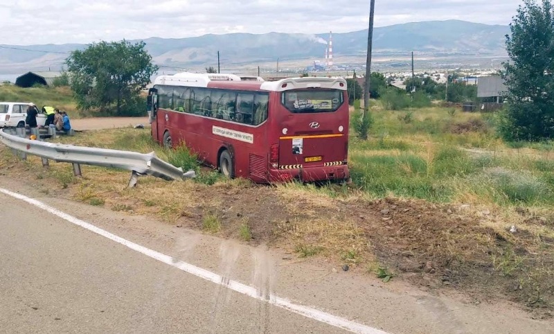 В Бурятии автобус с туристами улетел в кювет