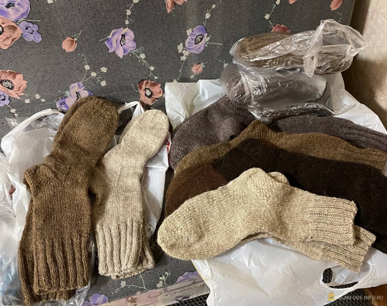 Бабушка из Улан-Удэ вяжет носки «с душой» для участников СВО